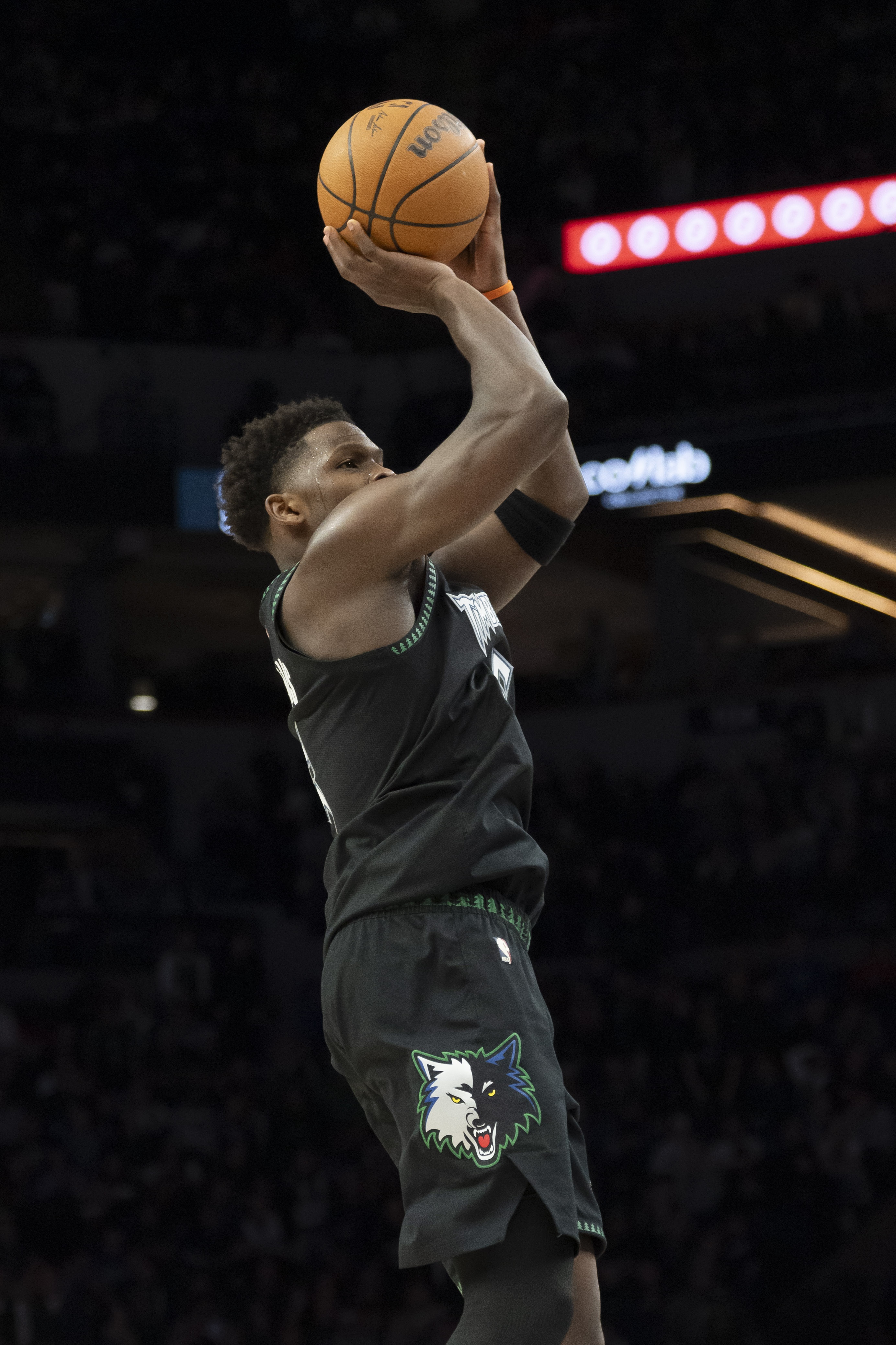 百家乐模拟器-爱德华兹本赛季第9次砍下40+ 追平东契奇 并列联盟第一